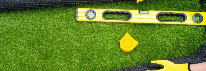 Person verlegt Kunstrasen